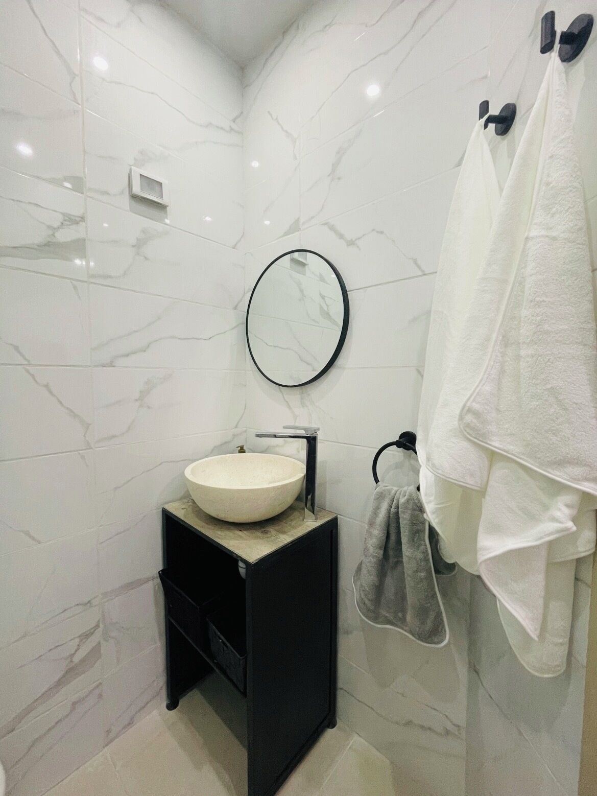 Douche, sèche-cheveux, serviettes fournies, savon