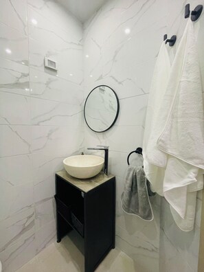 Douche, sèche-cheveux, serviettes fournies, savon