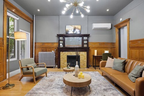 entire 2-bedroom townhome 15 minutes from Times Square