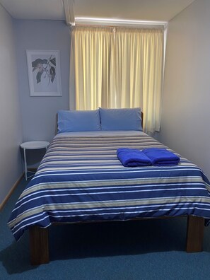 Iron/ironing board, bed sheets - Fully equipped and spacious 3-bedroom apartment with balcony (Talbingo)