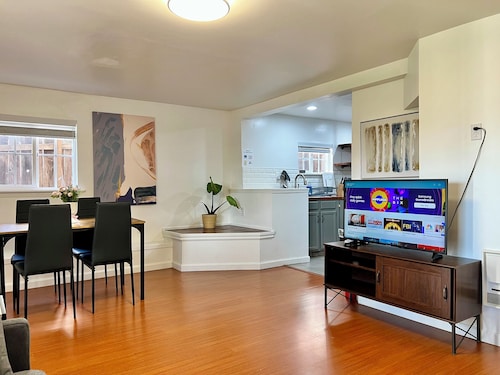 3927 - Comfy 2BR Guest Unit with Kitchen TV Laundry