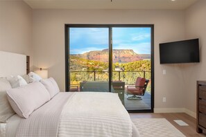 3 bedrooms, iron/ironing board, WiFi, bed sheets - Red Sky on Caballo Dr. - Great Views & Central (Sedona)