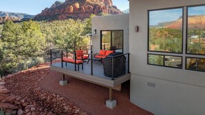 A modern building with a balcony overlooking a mountainous landscape. - Red Sky on Caballo Dr. - Great Views & Central (Sedona)