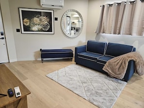 Living area - Modern Townhomes Minutes from Downtown LA (Los Angeles)