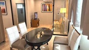 Apartamento, 3 habitaciones | Servicio de comidas en la habitación