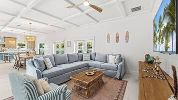 Een smart-tv en boeken