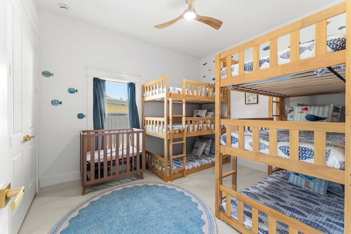 5 室のベッドルーム、旅行用ベビーベッド、WiFi (無料)、ベッドシーツ