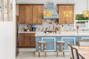 雪櫃、微波爐、焗爐、爐具