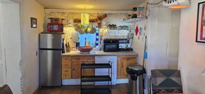 Fridge, microwave, oven, stovetop - Cozy 2-bedroom cabin on a working mini farm in San Fidel with AC on old route 66 (San Fidel)