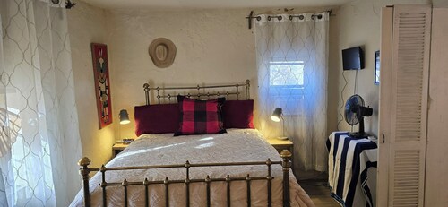 Cozy 2-bedroom cabin on a working mini farm in San Fidel with AC on old route 66