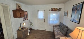Smart TV, books - Cozy 2-bedroom cabin on a working mini farm in San Fidel with AC on old route 66 (San Fidel)