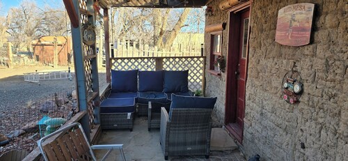 Cozy 2-bedroom cabin on a working mini farm in San Fidel with AC on old route 66