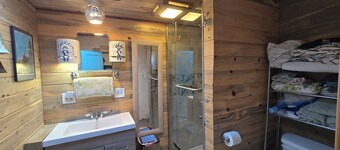 Cozy 2-bedroom cabin on a working mini farm in San Fidel with AC on old route 66