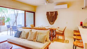 Un espace de restauration moderne avec une table en bois dressée pour quatre personnes, entourée de sièges confortables.