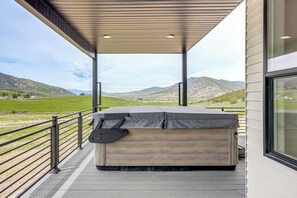 A hot tub on a wooden deck with a view of mountains. - 5 Min From Lava Hot Springs, close to golf course & private Hot Tub (Lava Hot Springs)