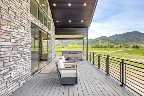 5 Min From Lava Hot Springs, close to golf course & private Hot Tub