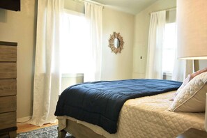 3 bedrooms, iron/ironing board, free WiFi, bed sheets - Newly Remodeled 3BR Beach Escape in Surfside (Freeport)