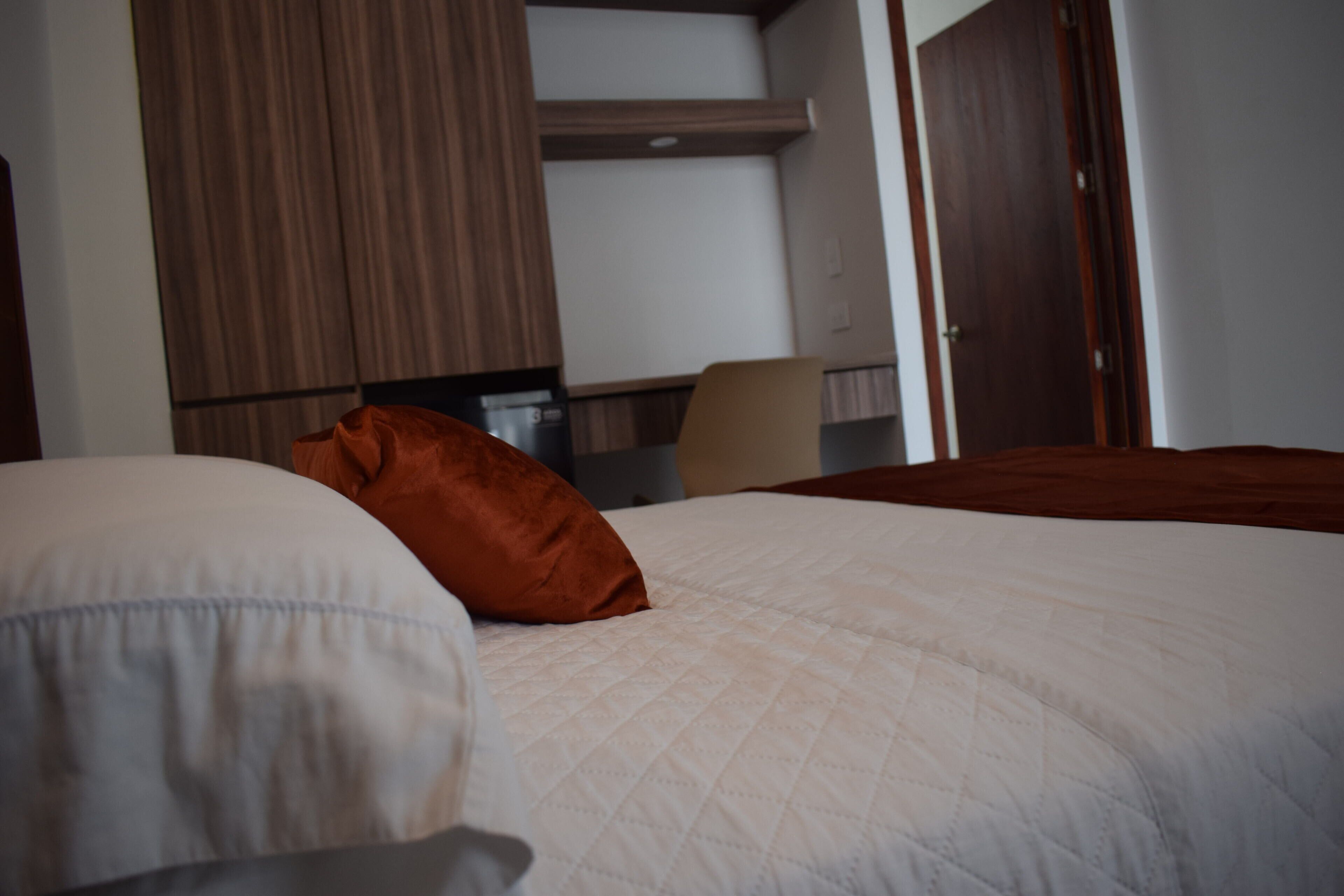 مكتب ومساحة عمل للكمبيوتر المحمول ومكواة/لوح كي وواي فاي مجانًا