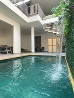 Cascada en la piscina