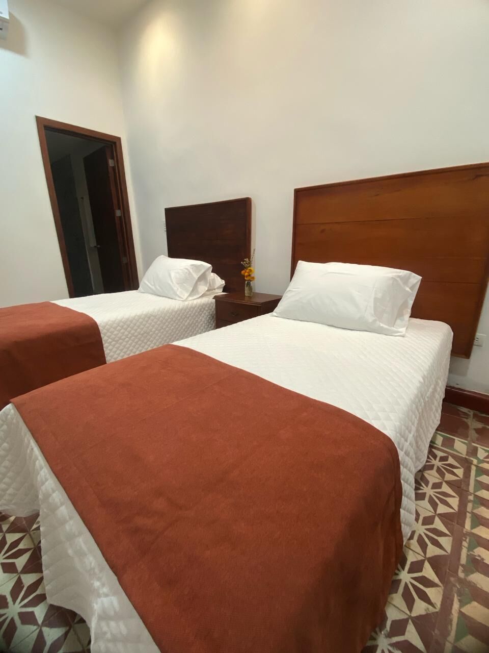 Habitació amb dos llits individuals bàsica, diversos llits | Escriptori i espai de treball apte per a portàtils 