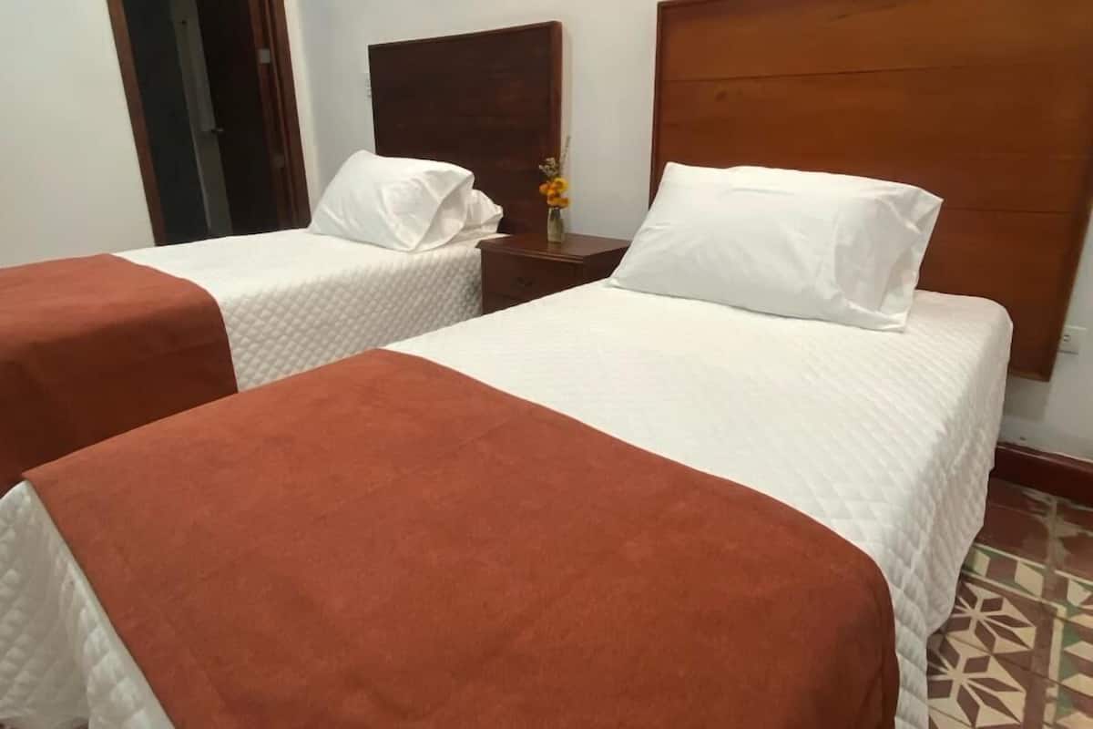 Basic-herbergi fyrir tvo, tvö rúm - mörg rúm | Skrifborð, vinnuaðstaða fyrir fartölvur, straujárn/strauborð