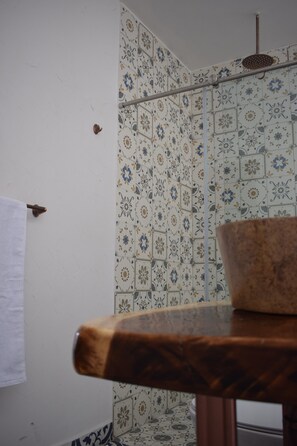 Classic Double Room, Multiple Beds | Bathroom | Shower, hair dryer, soap, shampoo - Hotel Boutique Iyarí (Palmira)