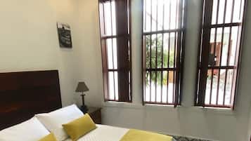 Phòng phong cách cổ điển, 1 giường đôi | Bàn, khu vực làm việc phù hợp cho laptop, bàn ủi/dụng cụ ủi quần áo