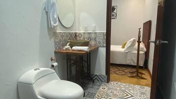 Classic Room, 1 Double Bed | Bathroom | Shower, hair dryer, soap, shampoo