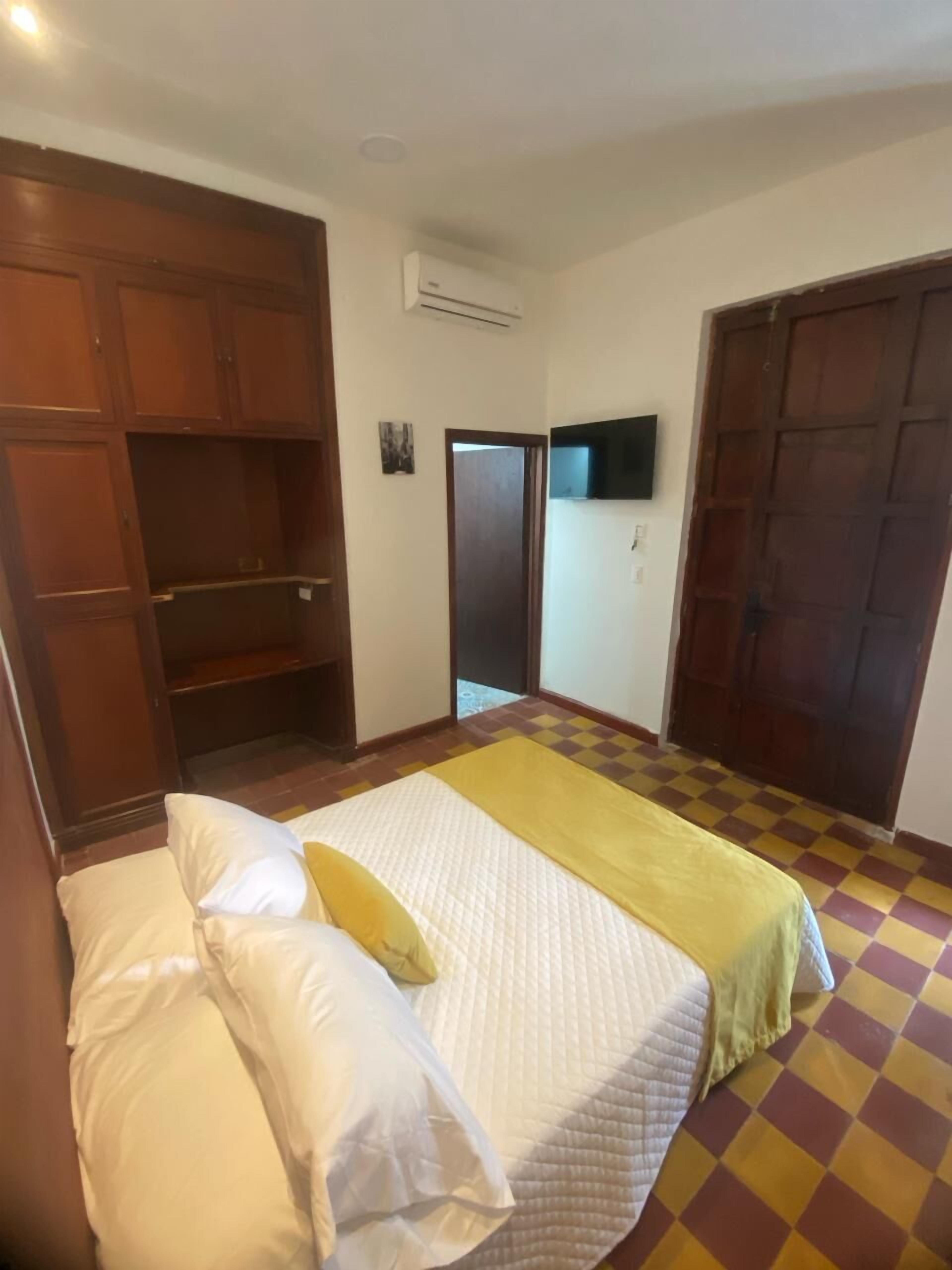 Habitació clàssica, 1 llit doble | Escriptori i espai de treball apte per a portàtils 