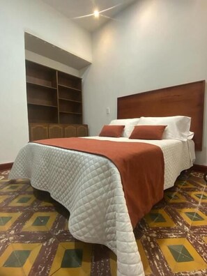 Kamar Double Klasik | Meja kerja, ruang kerja ramah laptop, dan setrika/meja setrika