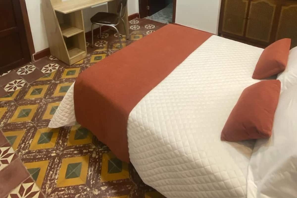 Classic-herbergi - 1 tvíbreitt rúm | Skrifborð, vinnuaðstaða fyrir fartölvur, straujárn/strauborð