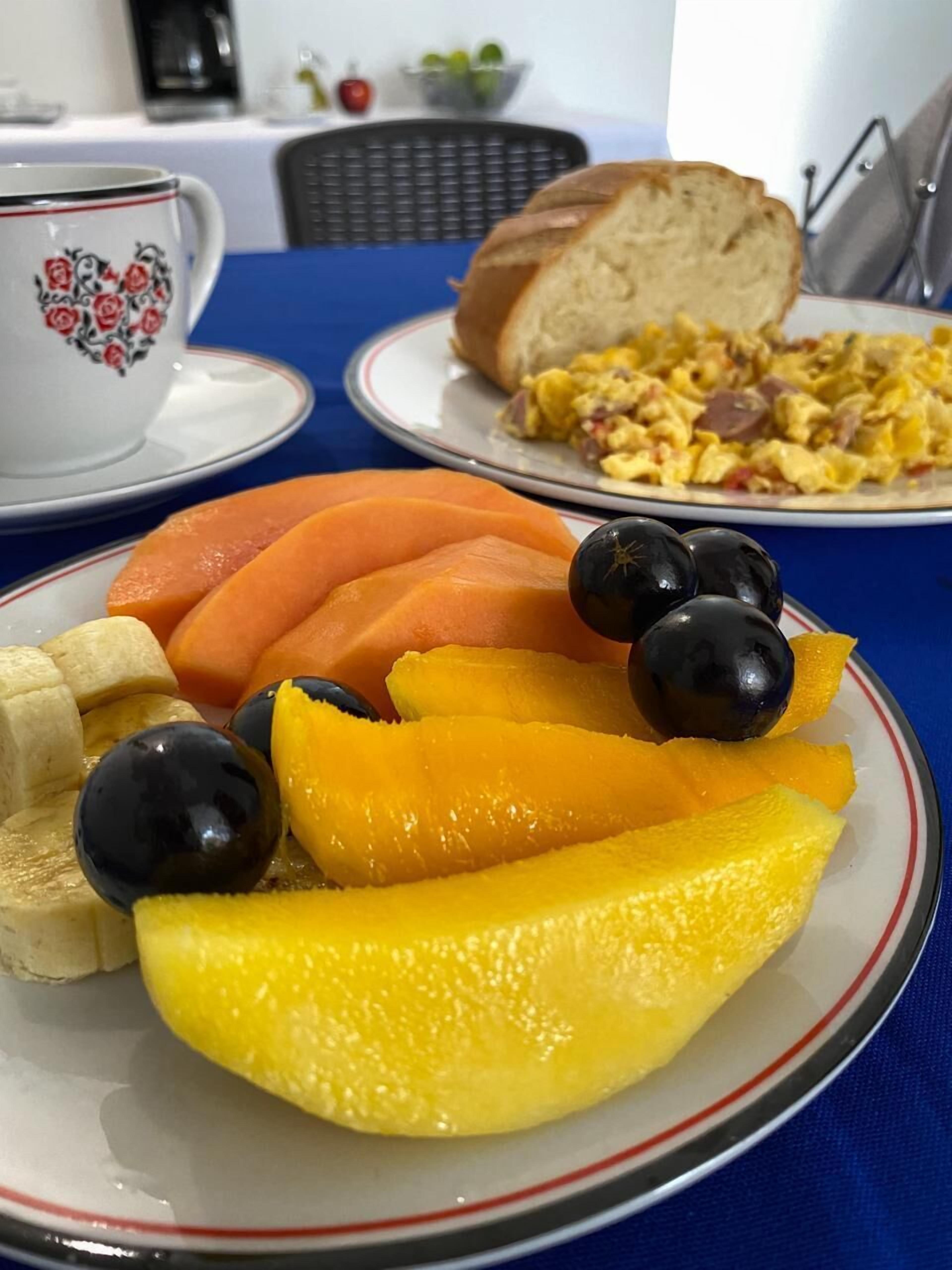 Termasuk sarapan masakan tempatan setiap hari 