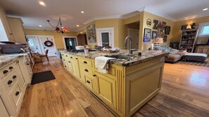 Interior - New Listing-Spacious 4-bedroom house in San Jose perfect for Super Bowl Weekend (San Jose)
