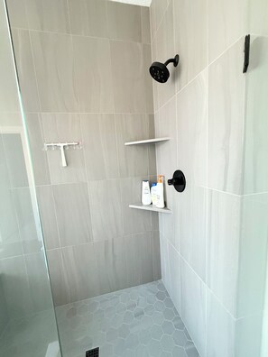 Hair dryer, towels, soap, toilet paper - Modern Comfort Meets Space in This 5BR Portland Home (Portland)