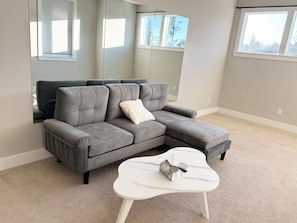 Living area - Modern Comfort Meets Space in This 5BR Portland Home (Portland)