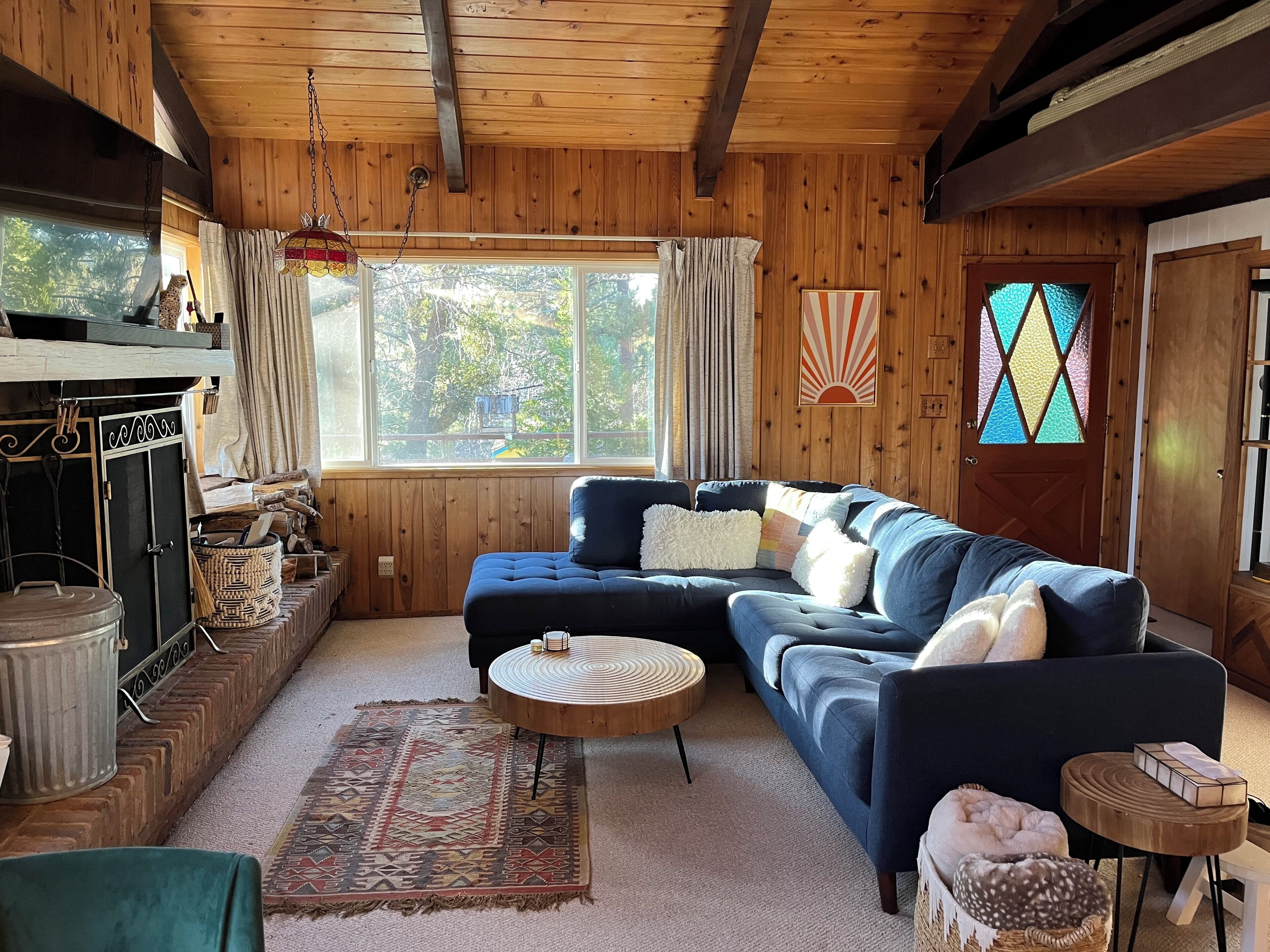 Smart TV, caminetto, videogiochi, tavolo da calcetto