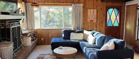 Smart TV, caminetto, videogiochi, tavolo da calcetto