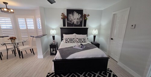 Cozy 1-bedroom Casita with Private entrance and Gated courtyard entry!