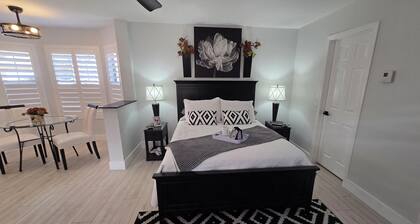 Cozy 1-bedroom Casita with Private entrance and Gated courtyard entry!