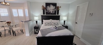 Cozy 1-bedroom Casita with Private entrance and Gated courtyard entry!