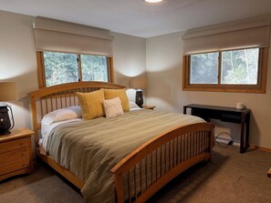 3 soverom, strykejern/-brett, internettilgang og sengetøy