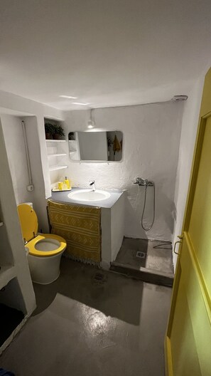 Dusch, hårtork, handdukar och tvål