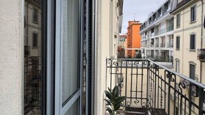 Una stretta via fiancheggiata da edifici.