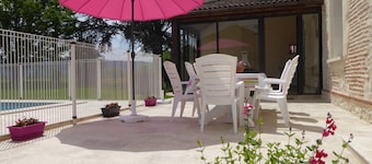 Grande maison en pierre avec piscine Ă Penne-d'Agenais