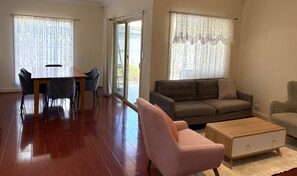 Smart TV - Modern spacious home close to shopping department and popular beaches (Seacombe Gardens)