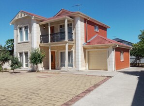 Exterior - Modern spacious home close to shopping department and popular beaches (Seacombe Gardens)