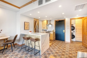 Appartement, balkon | Woonruimte | Televisie en een open haard