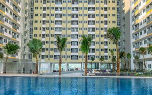 Outdoor pool - Good And Spacious Studio Lrt City Royal Sentul Park Apartment (Bogor)