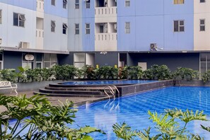Outdoor pool - Simply Homey Studio Room Urbantown Serpong Apartment (South Tangerang)