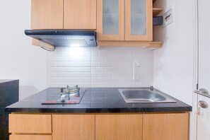 Private kitchen - Simply Homey Studio Room Urbantown Serpong Apartment (South Tangerang)